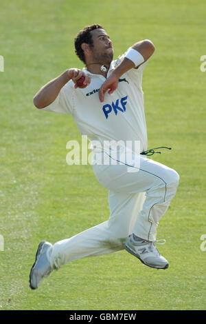 Andre Adams di Nottinghamshire, bocce contro il Worcestershire Foto Stock