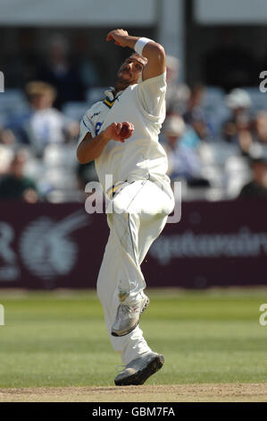 Cricket - Liverpool Victoria County Championship - Divisione uno - giorno due - Nottinghamshire / Worcestershire - Trent Bridge. Andre Adams di Nottinghamshire si batte contro Worcestershire Foto Stock