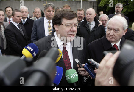 Taoiseach Brian Cowen parla ai media durante la commemorazione annuale 1916 del Fianna Fail al cimitero di Arbour Hill a Dublino. Foto Stock