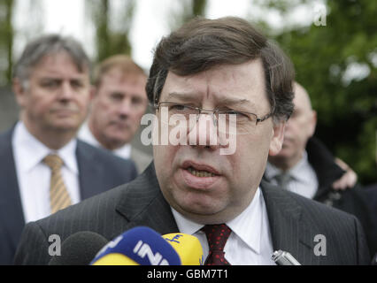 Taoiseach Brian Cowen parla ai media durante la commemorazione annuale 1916 del Fianna Fail al cimitero di Arbour Hill a Dublino. Foto Stock