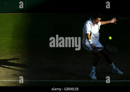 Tennis - Wimbledon 2004 - quarto turno - Tim Henman contro Mark Philippoussis. Tim Henman in azione Foto Stock