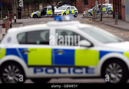 Una visione generale della scena a Saltley, Birmingham, dove un uomo è stato trovato in una macchina con le mani legate e 'canister' intorno al suo corpo. Foto Stock