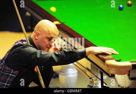 Mark King reagisce nella sua partita contro Stephen Maguire durante il campionato mondiale di snooker Betfred.com al Crucible Theatre di Sheffield. Foto Stock