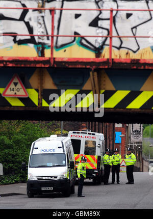 Una visione generale della scena a Saltley, Birmingham, dove un uomo è stato trovato in una macchina con le mani legate e 'canister' intorno al suo corpo. Foto Stock