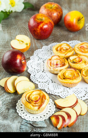 Puff a forma di apple di rose. In casa torta di mele. Dolce tortina. Tortini di gourmet. Dolce con. Pasta dolce. Dessert fatti in casa. Foto Stock