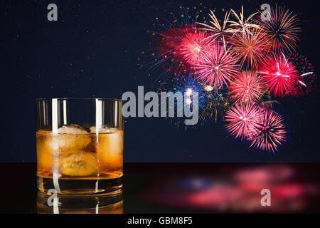 Il whiskey e celebrazione coloratissimi fuochi d'artificio. Incredibili fuochi d'artificio oltre il cielo notturno. Bellissimi fuochi d'artificio. 4 di luglio. 4 di luglio. Foto Stock