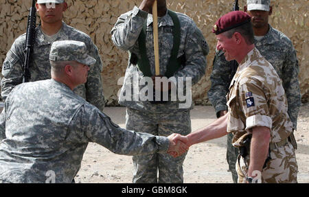 Il Comandante 20 ° Brigata blindata, Brigadier Tom Beckett (a destra) scuote le mani con il Comandante degli Stati Uniti, il colonnello Henry A Kievenaar III per segnare la mano del controllo militare a Basra agli americani a Basra Airbase, Iraq. Foto Stock