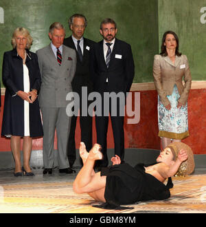 Il Principe di Galles e Camilla, Duchessa di Cornovaglia, guardano ad una performance di danza contemporanea mentre vengono portati in un tour del nuovo Museo a Berlino, Germania. Foto Stock