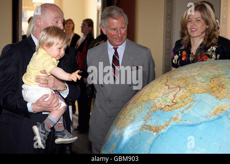 Il Principe del Galles visita il Potsdam Institute for Climate Impact Research con il direttore John Schellnhuber (a sinistra), il figlio Zoltan e la moglie Margaret Boysen a Berlino, in Germania. Foto Stock