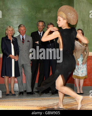 Il Principe di Galles e Camilla, Duchessa di Cornovaglia, guardano ad una performance di danza contemporanea mentre vengono portati in un tour del nuovo Museo a Berlino, Germania. Foto Stock