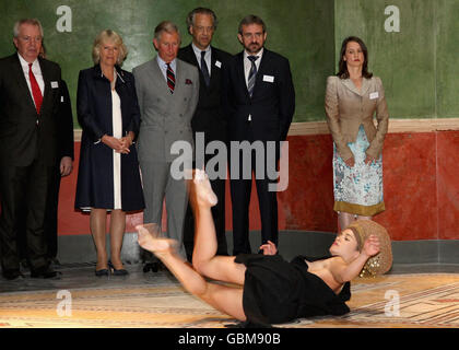 Il Principe di Galles e Camilla, Duchessa di Cornovaglia, guardano ad una performance di danza contemporanea mentre vengono portati in un tour del nuovo Museo a Berlino, Germania. Foto Stock