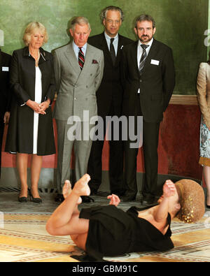 Il Principe di Galles e Camilla, Duchessa di Cornovaglia, guardano ad una performance di danza contemporanea mentre vengono portati in un tour del nuovo Museo a Berlino, Germania. Foto Stock