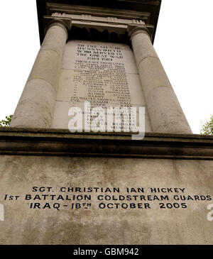 Monumento ai caduti vicino a Bradford. In tutto il Regno Unito i memoriali mostrano i nomi dei militari e delle donne britannici uccisi durante il loro impegno in Iraq che ufficialmente termina oggi. Foto Stock