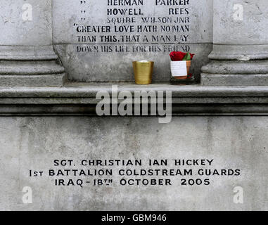 Monumento ai caduti vicino a Bradford. In tutto il Regno Unito i memoriali mostrano i nomi dei militari e delle donne britannici uccisi durante il loro impegno in Iraq che ufficialmente termina oggi. Foto Stock