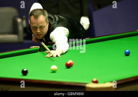 Snooker - Campionato del mondo di snooker Betfred.com - giorno tredici - il Teatro Crucible. John Higgins della Scozia durante il Campionato del mondo di Snooker Betfred.com al Teatro Crucible di Sheffield. Foto Stock