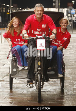 La stella di Rugby e l'ambasciatore del Commonwealth Gavin Hastings con i vincitori della medaglia dei Commonwealth Youth Games Robyn Mathews (a sinistra) e Lynsey Sharp (a destra), su un tuck (risciò) su Argyle Street a Glasgow, per promuovere l'annuncio di Emirates Airline come sponsor della squadra scozzese dei Commonwealth Games. Foto Stock