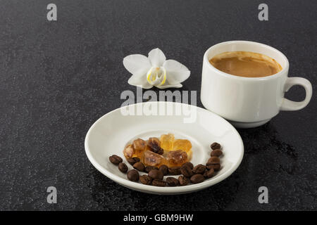 Romantico tazza di caffè e orchidea bianca su sfondo nero. Pausa caffè. Il caffè forte. Tazza di caffè. Tazza da caffè. Caffè del mattino Foto Stock