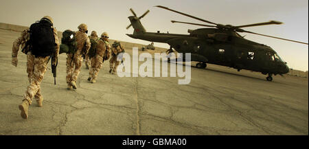 Le truppe britanniche lasciano Basra Palace in Iraq alla fine dell'ultimo giorno di operazioni di combattimento dopo la consegna del controllo militare di Basra agli Stati Uniti. Foto Stock