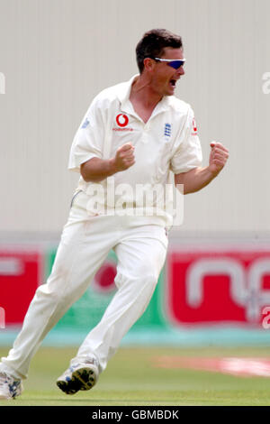 Ashley Giles in Inghilterra festeggia la presa del wicket di Shivnarine Chanderpaul delle Indie Occidentali per 45, catturato da Robert Key Foto Stock