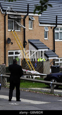 Due bambini muoiono nel fuoco della casa di Hudderfield. Una casa a Huddersfield, West Yorkshire, dove due giovani ragazzi morirono a seguito di un incendio alla proprietà. Foto Stock