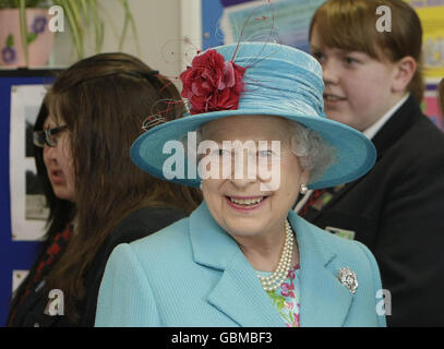 La Regina Elisabetta II della Gran Bretagna incontra gli studenti, durante una visita al Lisneal College, a Londonderry, all'inizio di una visita in Irlanda del Nord. Foto Stock