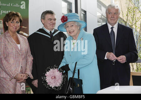 La regina Elisabetta II parte, dopo un tour del Lisneal College, a Londonderry, all'inizio di una visita in Irlanda del Nord. Foto Stock