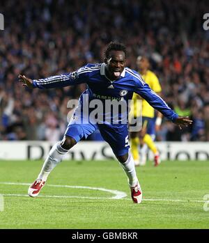 Calcio - UEFA Champions League - Semifinale - seconda tappa - Chelsea / Barcellona - Stamford Bridge. Michael Essien di Chelsea celebra il primo obiettivo del gioco ai suoi lati Foto Stock