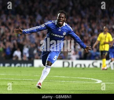 Calcio - UEFA Champions League - Semifinale - seconda tappa - Chelsea / Barcellona - Stamford Bridge. Michael Essien di Chelsea celebra il primo obiettivo del gioco ai suoi lati Foto Stock