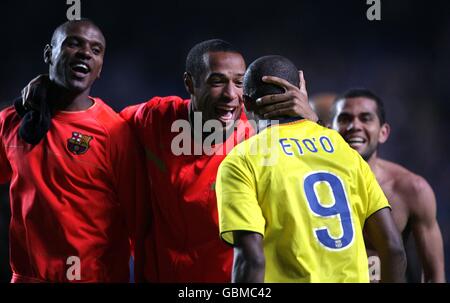 Thierry Henry di Barcellona (seconda a sinistra) Festeggia con il compagno di squadra Samuel Eto'o dopo il fischio finale Foto Stock