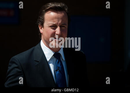 Cameron visite Harrogate District Hospital Foto Stock