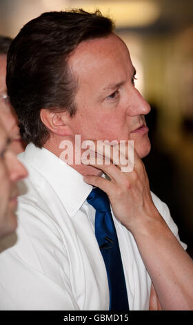 Il leader del Partito conservatore David Cameron durante una visita all'Harrogate District Hospital. Foto Stock