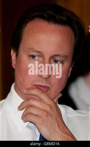 Cameron visite Harrogate District Hospital Foto Stock