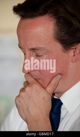 Cameron visite Harrogate District Hospital Foto Stock