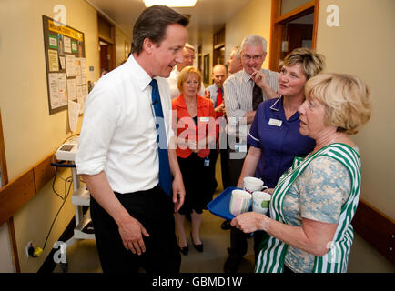 Il leader del Partito conservatore David Cameron parla con la signora del tè Edna Oliver durante una visita all'Harrogate District Hospital. Foto Stock