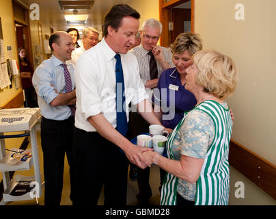 Cameron visite Harrogate District Hospital Foto Stock