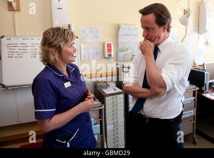 David Cameron, leader del partito conservatore, parla di infermiera a Helen Rogers durante una visita all'Harrogate District Hospital. Foto Stock