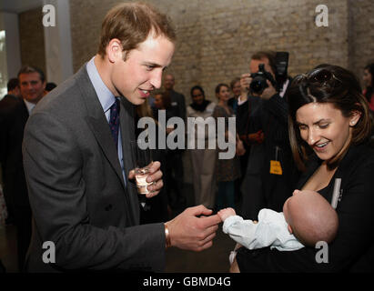 Il principe William visite galleria Whitechapel Foto Stock