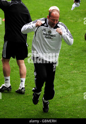 Il manager della Newcastle United Alan Shearer durante l'allenamento al St James Park, Newcastle. Foto Stock