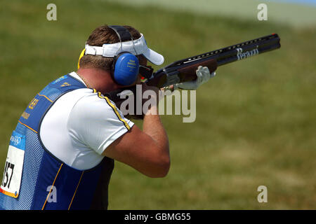 Tiro - Giochi Olimpici di Atene 2004 - Double Trap uomo - finale. L'Hakan Dahlby svedese in azione Foto Stock