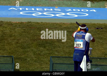 Tiro - Giochi Olimpici di Atene 2004 - Double Trap uomo - finale. L'Hakan Dahlby svedese in azione Foto Stock