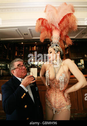 Ronnie Corbett incontra la ballerina di burlesque Immodesty Blaize ad Addington Palace, Surrey, prima della sua corsa di quattro notti a Koko, che inizia il 11 maggio www.koko.uk.com. Foto Stock