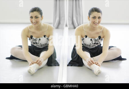 Ballerina adolescente per eseguire nella casa del Padre comune Foto Stock