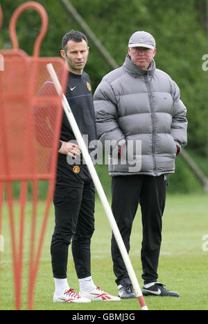 Il manager Manchester United Sir Alex Ferguson e Ryan Giggs (a sinistra) durante la sessione di allenamento al Carrington Training Ground di Manchester. Foto Stock