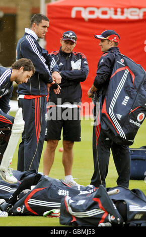 Cricket - sessione pratica Inghilterra - Lord's. Andrew Strauss (a destra) e Kevin Pietersen in Inghilterra durante la sessione di pratica a Lord's, Londra. Foto Stock