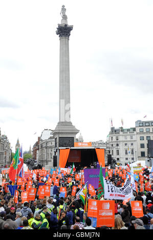 A Trafalgar Square, Londra, si svolge un raduno di stranieri in cittadini, a sostegno di una "meritata amnistia" per gli immigrati clandestini nel Regno Unito. Foto Stock