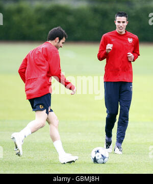 L'Arsenal's Cesc Fabregas con Robin Van Persie durante la sessione di allenamento a London Colney, Londra. Foto Stock