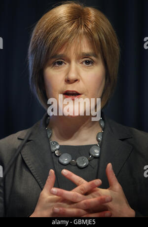 Nicola Sturgeon, Vice primo Ministro e Segretario di Gabinetto per la Salute e il benessere, fa una dichiarazione sull'influenza suina, durante una conferenza stampa alla St Andrews House di Edimburgo. Foto Stock