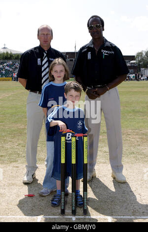 Cricket - totesport National Cricket League - Divisione uno - Surrey / Warwickshire. Mascotte Surrey con ufficiali di partita Foto Stock