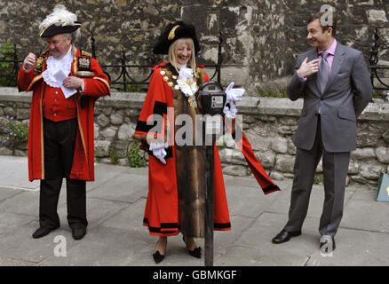 (Da sinistra) Peter Moore, il City Crier di Westminster, il Lord Mayor di Londra e Cllr Danny Chalkey si esibiscono in Warwick Square prima della rimozione dell'ultimo parchimetro a gettoni nel centro di Londra. Foto Stock