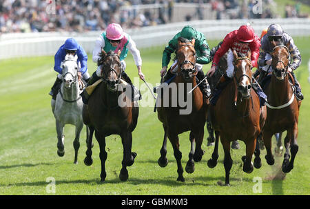 Il dottor Fremantle guidato da Ryan Moore (a sinistra) vince il Extrabet.com Huxley Stakes durante il Boodles Ladies Day all'ippodromo di Chester. Foto Stock